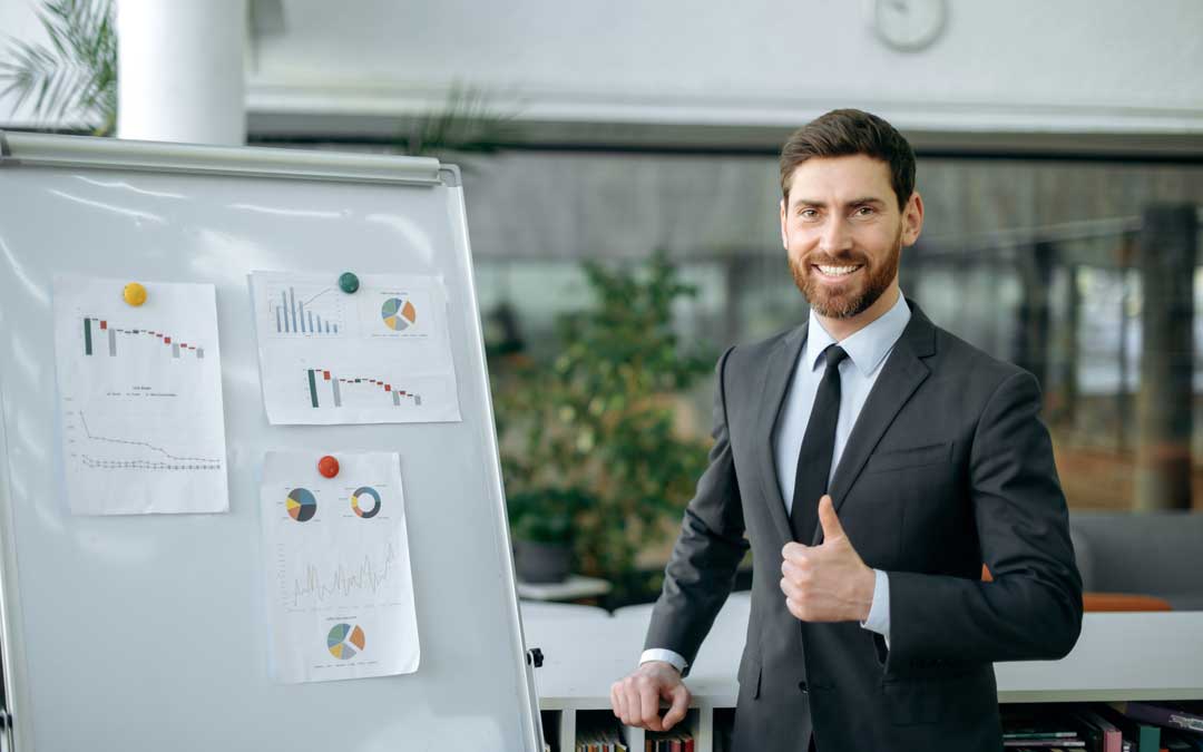 Contrôleur de gestion fiche métier vsuel du site ESCG PARIS. Homme devant un tableau blanc